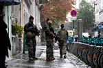 I Frankrig patruljerer 7.000 soldater fra den såkaldte Sentinel-styrke i gaderne efter en række terrortrusler. 
 Foto: Julien de Rosa/Ritzau Scanpix