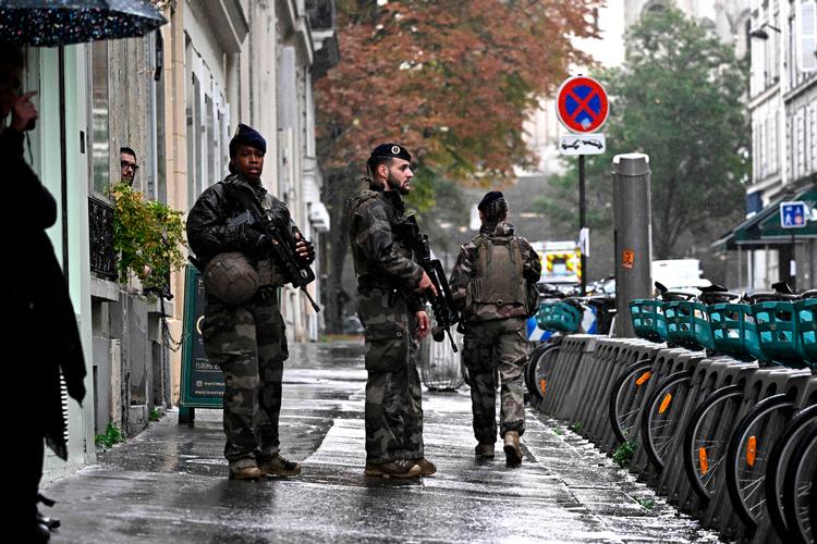 I Frankrig patruljerer 7.000 soldater fra den såkaldte Sentinel-styrke i gaderne efter en række terrortrusler. 
 Foto: Julien de Rosa/Ritzau Scanpix