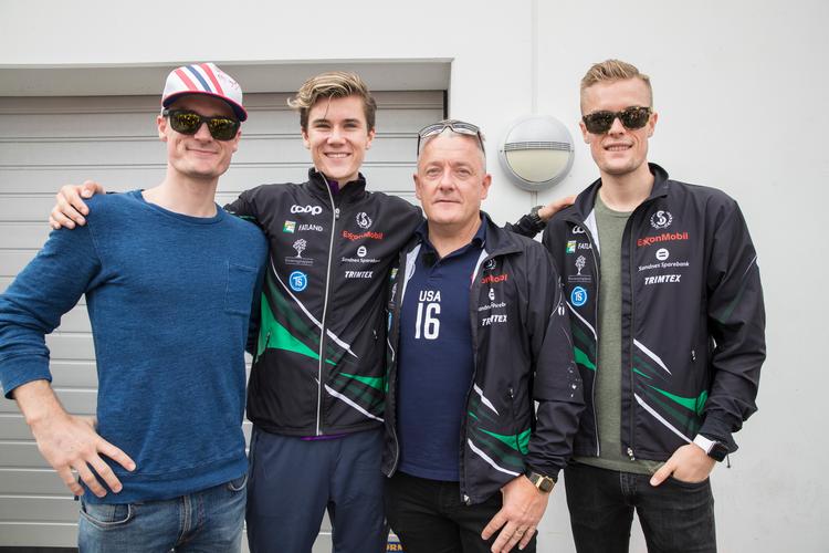 I mange år var træner Gjert (nummer to fra højre) og brødrene Henrik, Jakob og Filip en sammentømret enhed i Team Ingebrigtsen. Her under de norske atletikmesterskaber i 2017. Brødrene beskylder i dag Gjert Ingebrigtsen for at have udøvet fysisk vold. Foto: Vidar Ruud / NTB scanpix Arkivfoto Ruud, Vidar