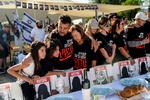 I den israelske storby Tel Aviv har familiemedlemmer til gidslerne dækket et langbord med  tomme pladser, som skal repræsentere de 203 gidsler, der er fanget af Hamas. Foto: Janis Laizans/Ritzau Scanpix