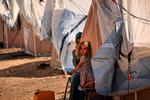  I Khan Yunis i det sydlige Gaza har civile palæstinensere fra det nordlige Gaza søgt tilflugt i teltlejre oprettet af FN's hjælpeorganisation UNRWA. De venter nu på, at nødhjælpen når frem. Foto: Mahmud Hams/Ritzau Scanpix