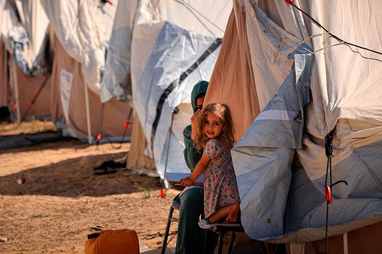  I Khan Yunis i det sydlige Gaza har civile palæstinensere fra det nordlige Gaza søgt tilflugt i teltlejre oprettet af FN's hjælpeorganisation UNRWA. De venter nu på, at nødhjælpen når frem. Foto: Mahmud Hams/Ritzau Scanpix