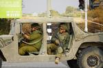 Jeeps fyldt med kampberedte israelske soldater bliver ved med at ankomme. Foto: Jotam Confino