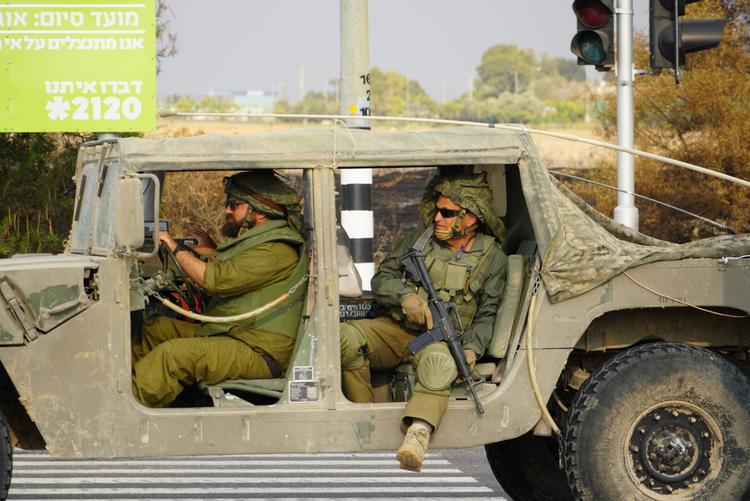 Jeeps fyldt med kampberedte israelske soldater bliver ved med at ankomme. Foto: Jotam Confino