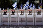 I Tel Avis i Israel er et opdækket middagsbord sat op med omkring 200 tomme stole, der repræsenterer gidsler og deres familier, der venter på at få dem hjem. Foto: Janis Laizans/Ritzau Scanpix