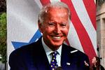 Kvinde poserer på en kæmpe plakat af den amerikanske præsident Joe Biden på en gade i Jerusalem 20. oktober 2023. Biden rejste til Israel den 18. oktober på et solidaritetsbesøg efter Hamas-angreb, der har ført til israelske repressalier på Gaza-striben. (Photo by Thomas COEX / AFP)   Foto: Thomas Coex/Ritzau Scanpix