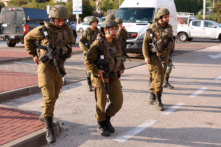 Israelske soldater patruljerer i Kiryat Shmona efter, at byens civile indbyggere er blevet evakueret på grund af spændingen på grænsen til Libanon.
 Foto: Jalaa Marey/Ritzau Scanpix