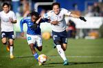 Den intense duel mellem Lyngbys Willy Kumado og AGF'eren Mikael Anderson resulterede i endnu en af de udesejre, som Superligaen har været usædvanlig rig på.   Foto: Jens Dresling