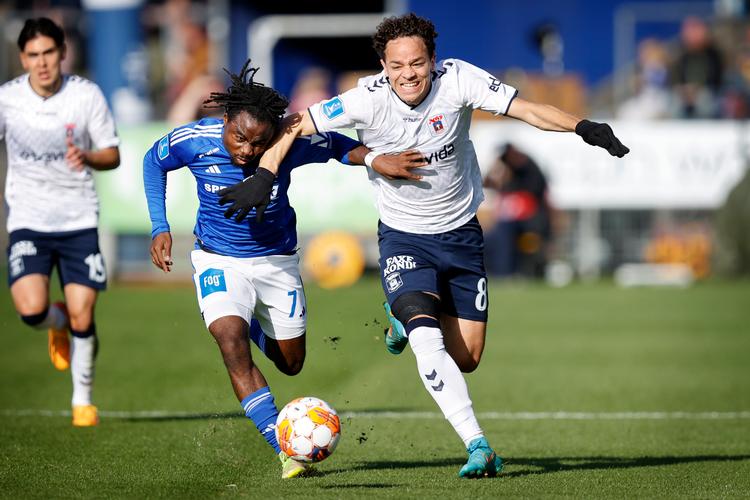 Den intense duel mellem Lyngbys Willy Kumado og AGF'eren Mikael Anderson resulterede i endnu en af de udesejre, som Superligaen har været usædvanlig rig på.   Foto: Jens Dresling