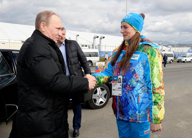 Ruslands præsident Vladimir Putin har ved flere lejligheder givet Jelena Isinbajeva mulighed for at brillere i offentligheden. Her er mødes de to i forbindelse med vinter-OL i Sotji i 2014. Arkivfoto: Pascal Le Segretain