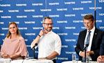 Stephanie Lose, Jakob Ellemann-Jensen og Troels Lund Poulsen fotograferet ved et pressemøde i forbindelse med Venstres sommergruppemøde i Farsø i august. De samme tre deltager på dagens pressemøde.  Foto: Ernst van Norde