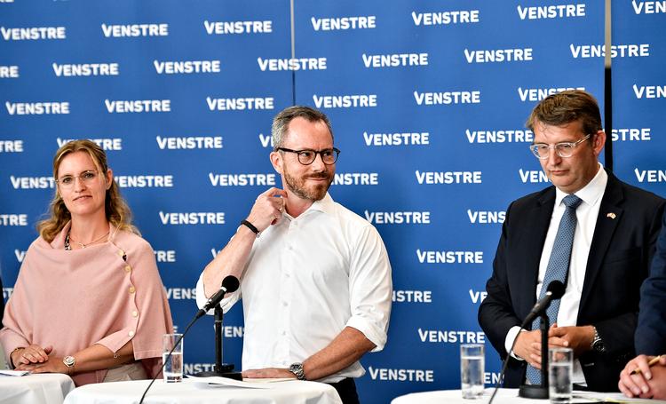 Stephanie Lose, Jakob Ellemann-Jensen og Troels Lund Poulsen fotograferet ved et pressemøde i forbindelse med Venstres sommergruppemøde i Farsø i august. De samme tre deltager på dagens pressemøde.  Foto: Ernst van Norde