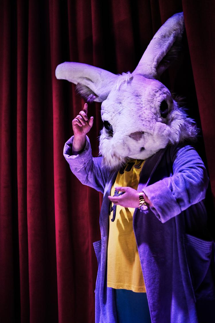 Stykket 'Alice' på Betty Nansen er lige så stramt, som det er surrealistisk, lige så kontrolleret som febrilsk fabulerende. Arkivfoto Camilla Winther