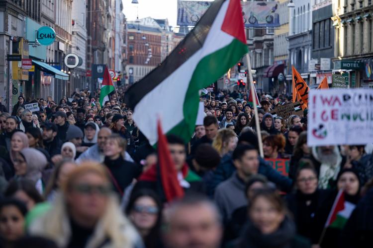 I København gik  tusinder af demonstranter søndag fra Den Røde Plads til Rådhuspladsen i protest mod Israels angreb på Gaza Foto: Thomas Borberg