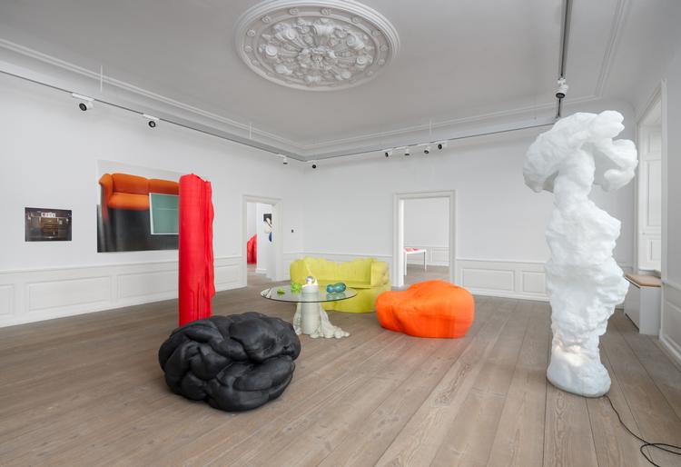 Både konceptuelt og bogstaveligt er Tobias Rehbergers udstilling en slags syret bolig, pakket ind i Gl Strands nydelige stuer med stuk og pæne plankegulve.  Foto: David Stjernholm