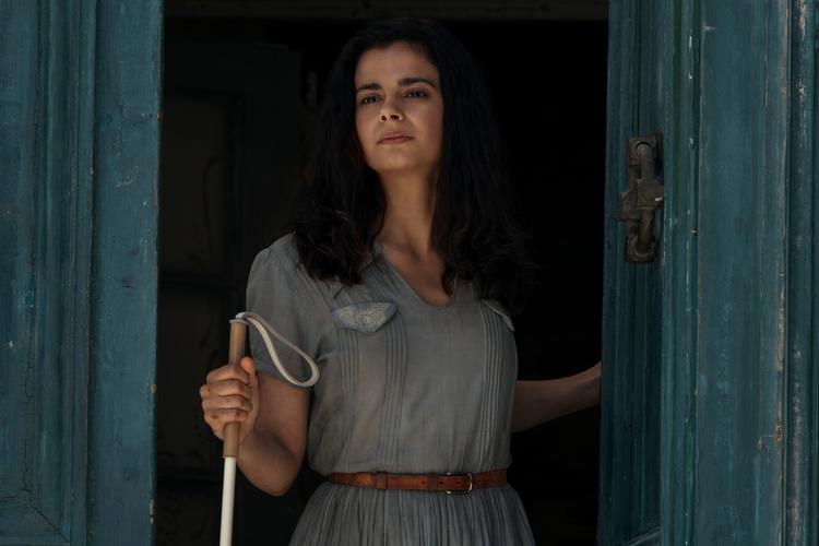Aria Mia Loberti, der selv er blind, spiller den unge Marie-Laure i 'All the Light We Cannot See'.  Foto: Doane Gregory/Netflix