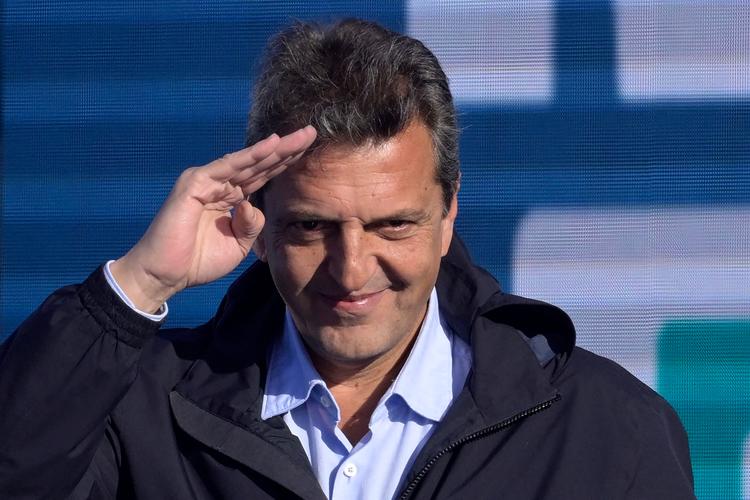 Økonomiminister Sergio Massa fra det regerende peronistparti  er tvunget ud i en ny valgrunde i november i kampen om at blive præsident i Argentina. Her skal han ud i en direkte duel med den højreradikale økonom Javier Milei. Foto: Juan Mabromata/Ritzau Scanpix