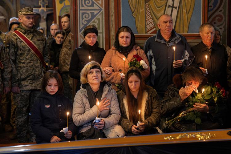 Mens verden kigger mod Israel og Gaza, fortsætter krigen i Ukraine. Her deltager Larysa Ikonnikova i sin søns begravelse i katedralen i Kyiv. Serhiy Ikonnikov blev dræbt i kamp 19. oktober.  Foto: Thomas Peter/Ritzau Scanpix
