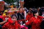 Det var angiveligt havgudinden Mazu, der i en drøm fortalte den taiwanske mangemilliardær Terry Gou (i midten), at han skal gå efter at blive Taiwans næste præsident. Han vil med egne ord sikre freden med Kina, men det holder hårdt. Foto: Ann Wang/Ritzau Scanpix