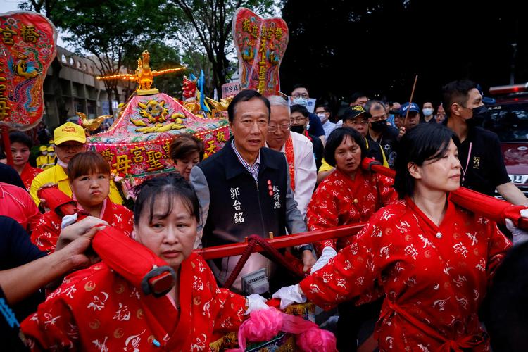Det var angiveligt havgudinden Mazu, der i en drøm fortalte den taiwanske mangemilliardær Terry Gou (i midten), at han skal gå efter at blive Taiwans næste præsident. Han vil med egne ord sikre freden med Kina, men det holder hårdt. Foto: Ann Wang/Ritzau Scanpix