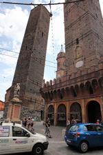 Bologna-tårnene blev opført i 1119, men Garisenda, det lave af dem, begyndte at hælde allerede kort tid efter.  Foto: Daniel Gammert/Ritzau Scanpix