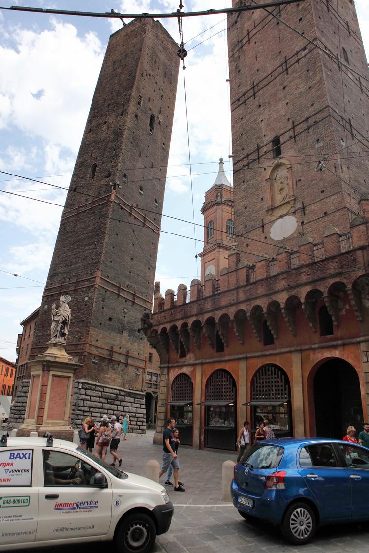 Bologna-tårnene blev opført i 1119, men Garisenda, det lave af dem, begyndte at hælde allerede kort tid efter.  Foto: Daniel Gammert/Ritzau Scanpix