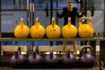    Den er tung, den nye kettlebell. Men gul er en flot farve! Foto: Finn Frandsen