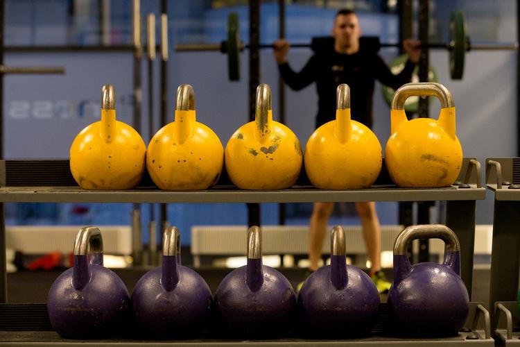    Den er tung, den nye kettlebell. Men gul er en flot farve! Foto: Finn Frandsen