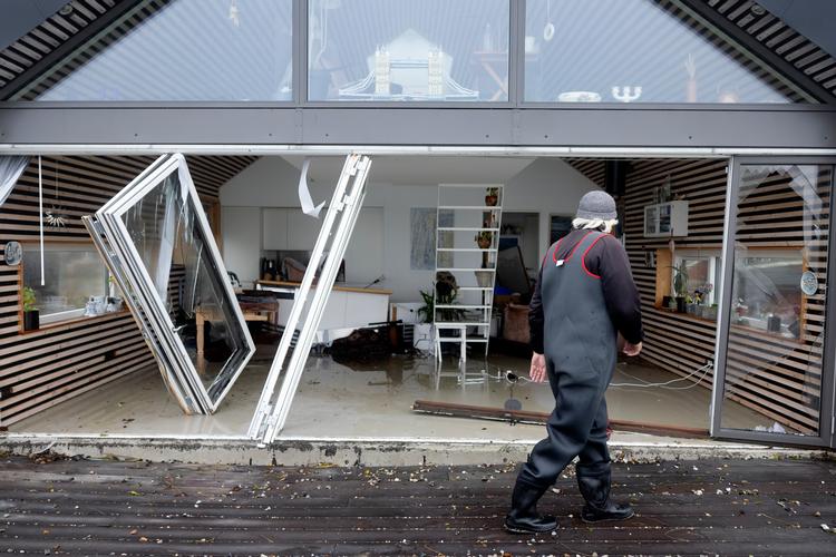 Egon Mortensen besigtiger skaderne efter weekendens stormflod hos en af naboerne ved Kelstrup Strand.    Foto: Thomas Borberg