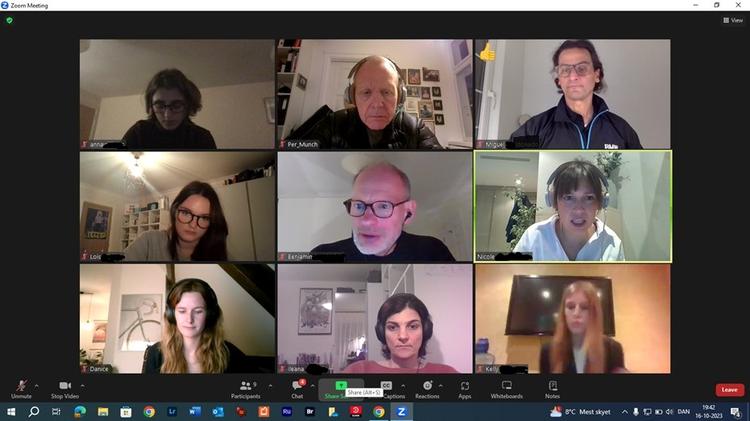 Mandagsholdet i tysk. Bemærk de mange måder at lyssætte sig selv på. Jeg er selv ret stolt af mit effektlys bagfra (øverst i midten).  