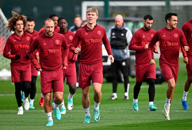 To af Manchester Uniteds danske islær, Rasmus Højlund Christian Eriksen. Tirsdag aften møder de sammen med deres holdkammerater FCK. Men den engelske klub har svært ved at finde opskriften på succes.  Foto: Paul Ellis/Ritzau Scanpix