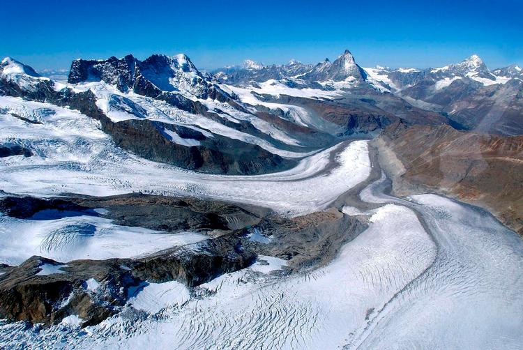 Gletsjerne ved Matterhorn i Schweiz er gudesmukke, men de er også truede, og ikke kun af klimaforandringer, men tilsyneladende også af skikonkurrence-arrangører. Arkivfoto:  Olivier Maire