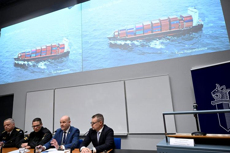 Finske søofficerer og efterforskningsledere på dagens pressemøde i byen Vantaa.  Foto: Heikki Saukkomaa/Ritzau Scanpix