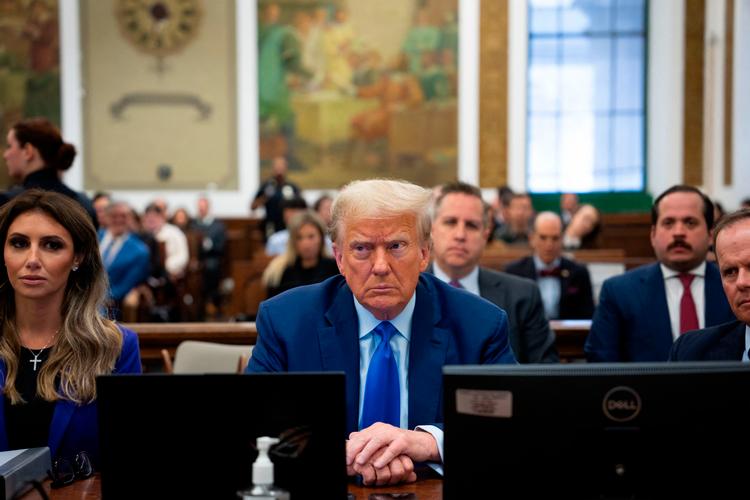 Donald Trump under en af sine civile strafferetssager i New York. De nye sager om valgbarhed kan potentielt være mere udfordrende end strafferetssagerne for den tidligere præsident, når det kommer til at stille op til embedet på ny. Foto: Maansi Srivastava/Ritzau Scanpix