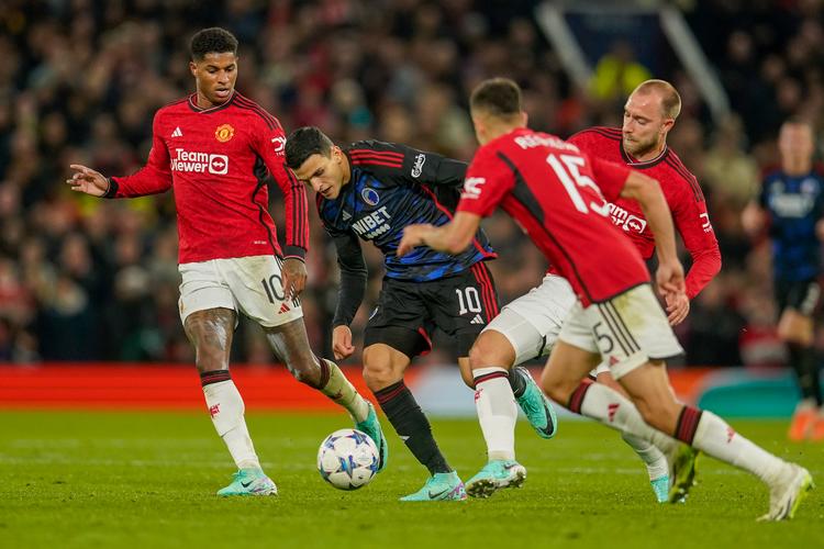 »Vi pressede dem så meget, at vi kunne høre, at de blev buhet ud til pausen. Og vi viste endnu en gang, at vi kan spille op med de store hold i Europa«, sagde FCK’s norske offensivprofil Mohamed Elyounoussi efter kampen. »Men vi må lære at sætte kniven ind, når vi får chancen«, tilføjede han. Her ses den 28-årige spiller i duel med danske Christian Eriksen. Foto: Dave Thompson/Ritzau Scanpix