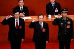 General Li Shangfu, til højre, er blevet fyret som forsvarsminister i Kina. Til venstre er Qin Gang, tidligere udenrigsminister, som nu også mister sin plads som statsråd. Yderligere to ministre er tirsdag aften blevet fyret uden forklaring. Foto: Noel Celis/Ritzau Scanpix