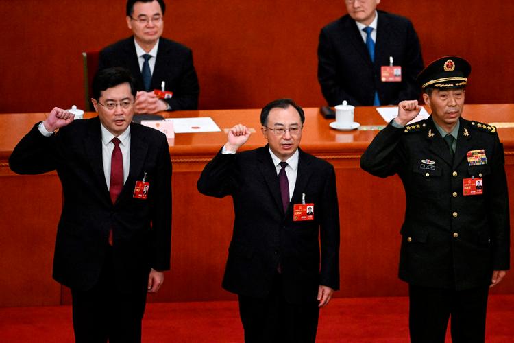 General Li Shangfu, til højre, er blevet fyret som forsvarsminister i Kina. Til venstre er Qin Gang, tidligere udenrigsminister, som nu også mister sin plads som statsråd. Yderligere to ministre er tirsdag aften blevet fyret uden forklaring. Foto: Noel Celis/Ritzau Scanpix