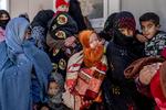 Tilbage i januar venter mødre og deres babyer, der lider af underernæring, på at modtage hjælp og sundhedstjek på en klinik i Kabul, der drives af WFP, FN’s Fødevareprogram. Nu har EU givet 152 millioner kroner til organisationens indsats i Afghanistan. Foto: Ebrahim Noroozi/Ritzau Scanpix