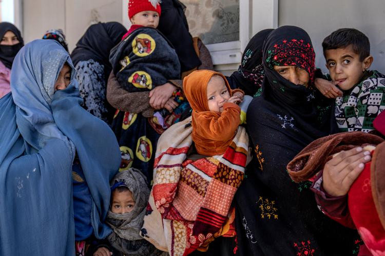 Tilbage i januar venter mødre og deres babyer, der lider af underernæring, på at modtage hjælp og sundhedstjek på en klinik i Kabul, der drives af WFP, FN’s Fødevareprogram. Nu har EU givet 152 millioner kroner til organisationens indsats i Afghanistan. Foto: Ebrahim Noroozi/Ritzau Scanpix