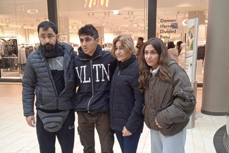 Her ses Farhad Tober (nr. 2 fra venstre) genforenet med sin familie i Kiel i Tyskland. Han har ikke været set siden 9. april 2022, hvor han forsvandt efter en politiaktion. Det er hans mor ved siden af Farhad. Sulaiman Ibrahim står til venstre.  
