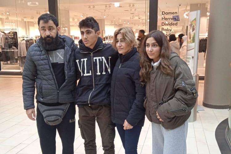 Her ses Farhad Tober (nr. 2 fra venstre) genforenet med sin familie i Kiel i Tyskland. Han har ikke været set siden 9. april 2022, hvor han forsvandt efter en politiaktion. Det er hans mor ved siden af Farhad.  Foto: Privatfoto