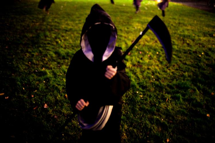 På tirsdag er det Halloween, som betyder børn udklædt i alle mulige uhyggelige kostumer. I Sverige advarer politiet dog børn mod at iklæde sig kostumer, der omfatter våbenlignende genstande på grund af den voldsbølge, landet oplever. Foto: Mathias Christensen