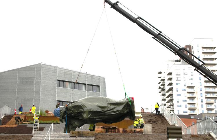 Der er rejsegilde - eller snarere 'læggegilde' - for den nye liggende Erik A. Frandsen-skulptur, 'Bar Roma', på Thors Trappe i Randers i dag. Her bliver den en integreret del af en kunstakse ned gennem Østervold med udsigt mod Helen Schous 'Jyske Hingst' samt Ingvar Cronhammars 'Fontænen' og 'Redfall'  længere nede.    Foto: Randers Kommune