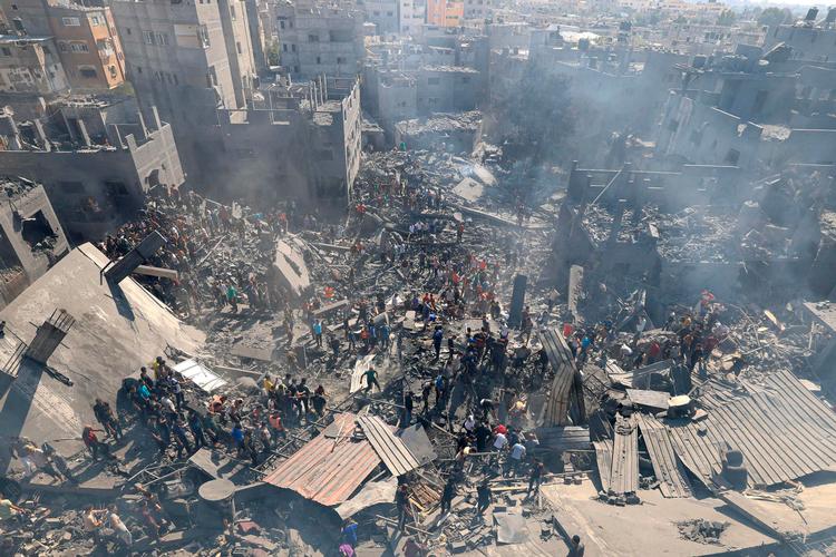 Ifølge kilder i det Hamas-kontrollerede Gaza er 7.000 dræbt efter israelske bombardementer. Foto: Mahmud Hams/Ritzau Scanpix