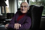     Niels Holst-Sørensen (fyldte 89 år 19.12.2011). Tidligere en af verdens bedste 400- og 800-meterløbere. Senere chef for Flyvevåbnet. For 70 år siden kåredes han til Årets Fund af Idrætsbladet.   Foto: Morten Langkilde/Morten Langkilde