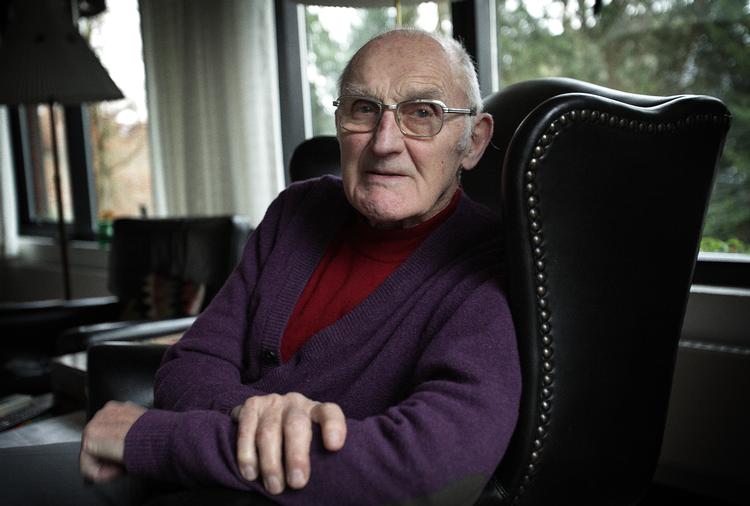     Niels Holst-Sørensen (fyldte 89 år 19.12.2011). Tidligere en af verdens bedste 400- og 800-meterløbere. Senere chef for Flyvevåbnet. For 70 år siden kåredes han til Årets Fund af Idrætsbladet.   Foto: Morten Langkilde/Morten Langkilde