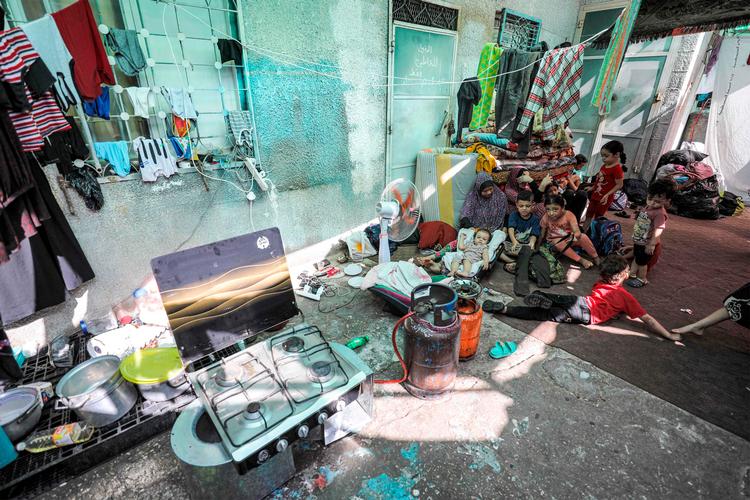 Kvinder og børn har fundet ly i Al-Shifa-hospitalet i Gaza By. Foto: Dawood Nemer/Ritzau Scanpix