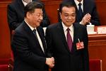 Li Keqiang (til højre) er død, skriver kinesiske statsmedier. Han var i ti år Kinas andenmest magtfulde mand, efter generalsekretær Xi Jinping (til venstre). Foto: Greg Baker/Ritzau Scanpix