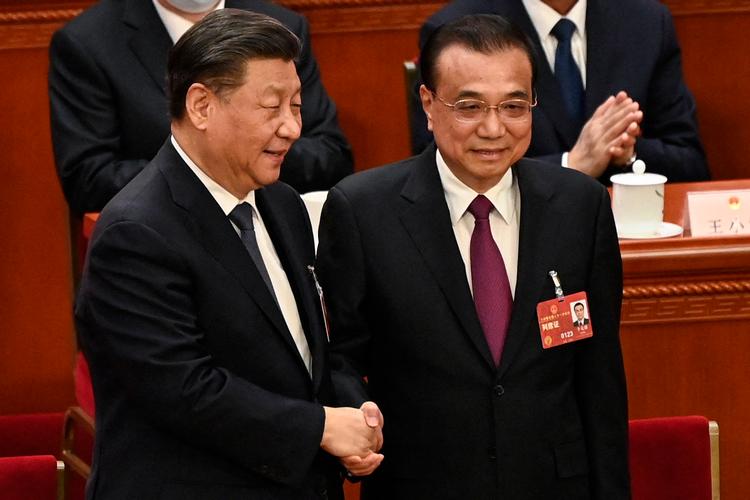 Li Keqiang (til højre) er død, skriver kinesiske statsmedier. Han var i ti år Kinas andenmest magtfulde mand, efter generalsekretær Xi Jinping (til venstre). Foto: Greg Baker/Ritzau Scanpix