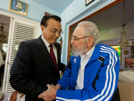 Li Keqiang førte i perioder også udenrigspolitik for Kina. Han forsøgte blandt andet at løse grænsestridighederne med Indien. Fotoet viser et møde med Cubas tidligere og nu afdøde præsident, Fidel Castro. Foto: Handout ./Ritzau Scanpix